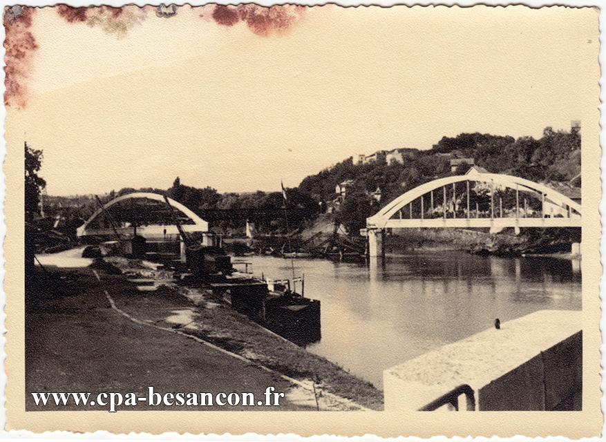 BESANÇON - Rivotte - La passerelle Chardonnet construite en 1937, détruite en 1940, puis reconstruite en 1943 et à nouveau détruite en septembre 1944.